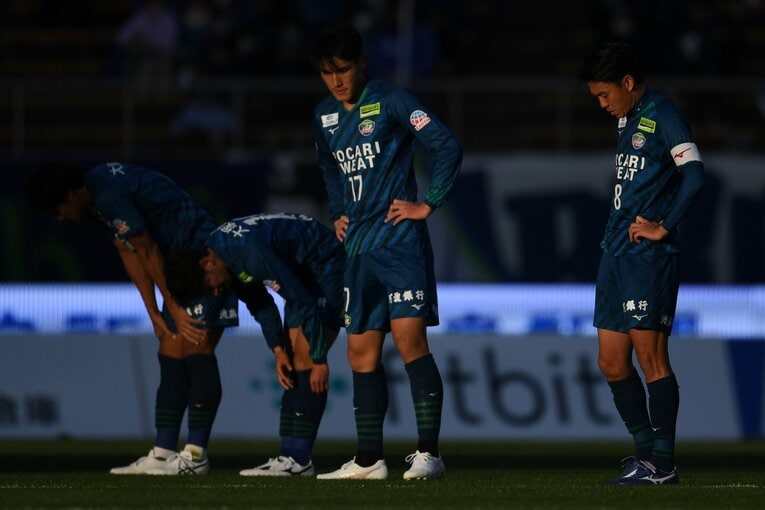 広島戦終了後、降格が決まってうなだれる選手たち
