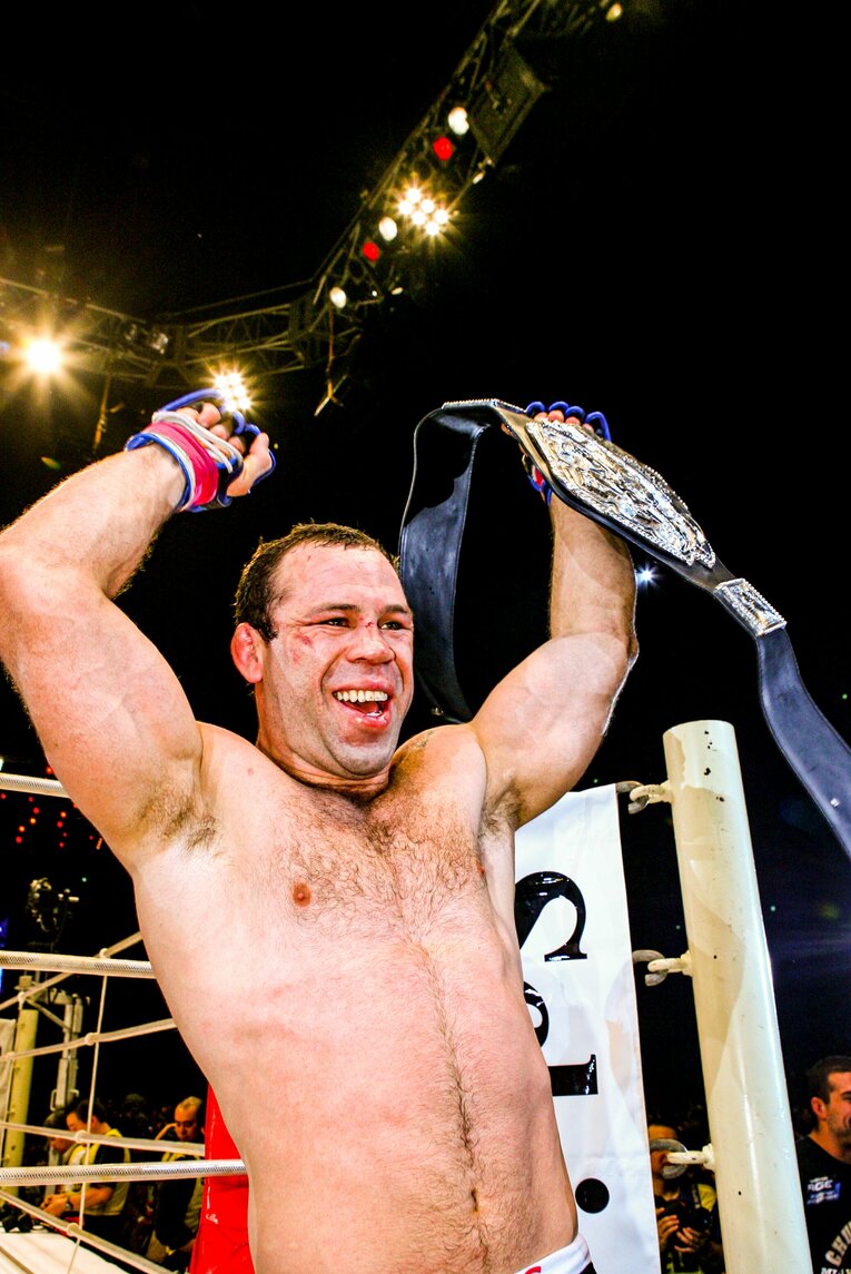 シウバは難敵ヒカルド・アローナに競り勝ち、PRIDEミドル級のタイトルを防衛