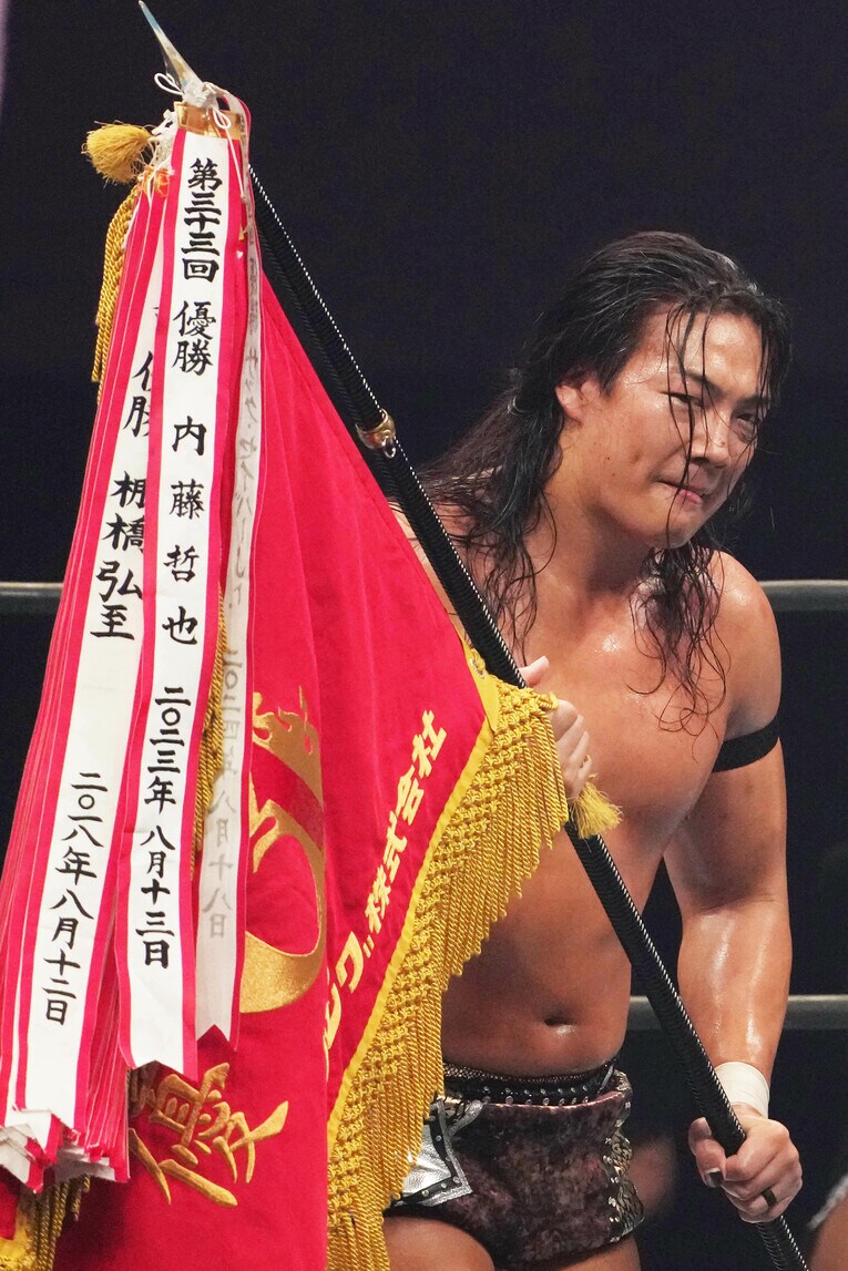 優勝旗を手にする竹下幸之介　©Masashi Hara