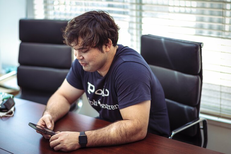 インタビューに応えるウルフアロン　©︎Takuya Sugiyama