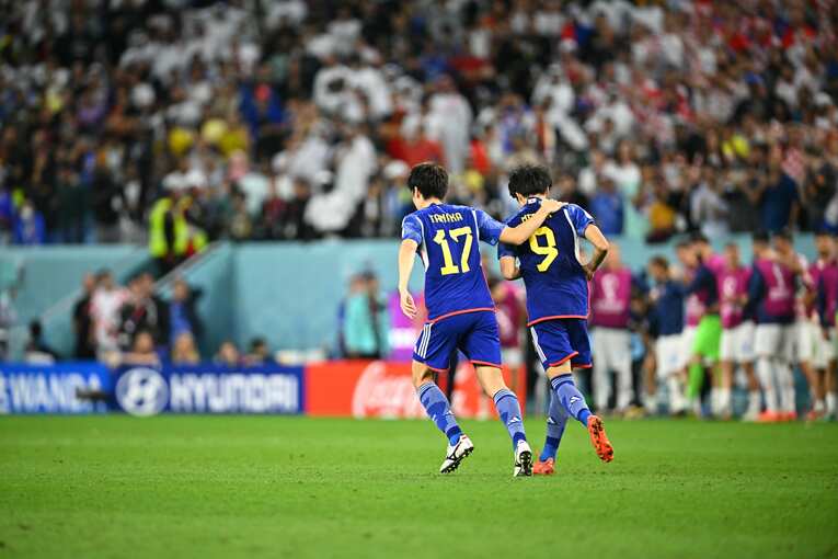 PKを止められた三笘薫の肩を抱く田中碧　©Takuya Kaneko/JMPA