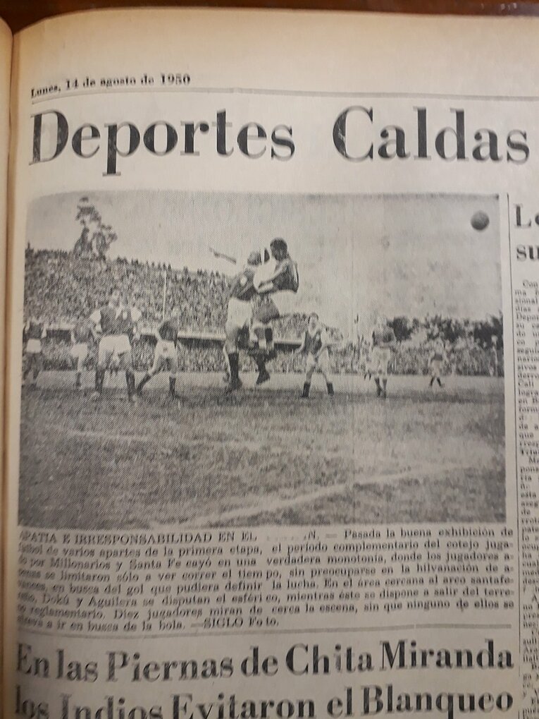 ミジョナリオス対サンタフェの熱戦。白い鉢巻をしているのが道工　©Fabian Rozo Castiblanco