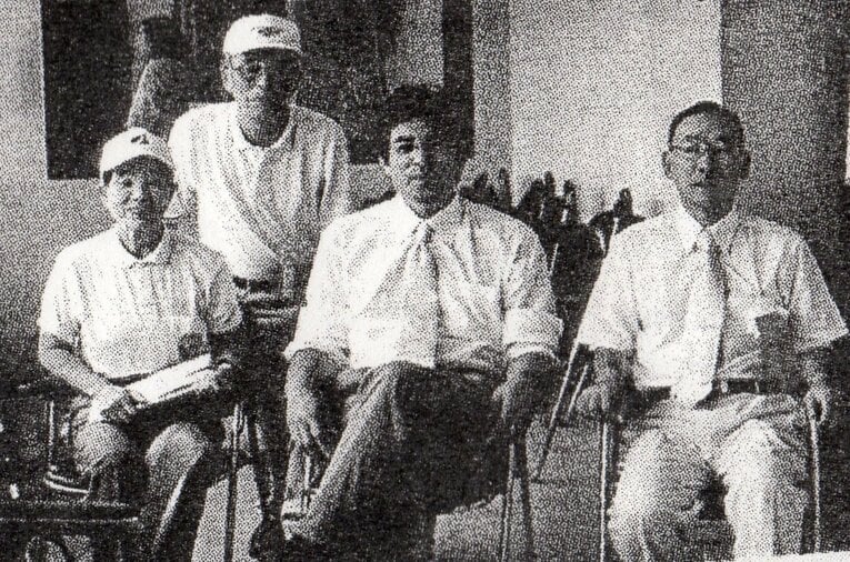 大会スタッフと四津浩平（右）。中央は当時女子高野連の顧問を務めていた江本孟紀　©Machiko Takahashi