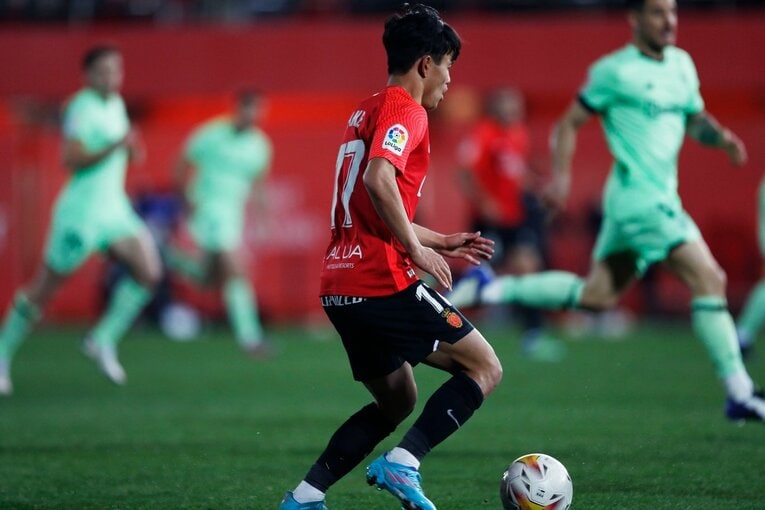 久保建英の“劇的決勝ゴール後に消えた疾走”は「客席に飛び込みたかったけど高すぎて無理」だった？《カメラマンが見た真相》(33)