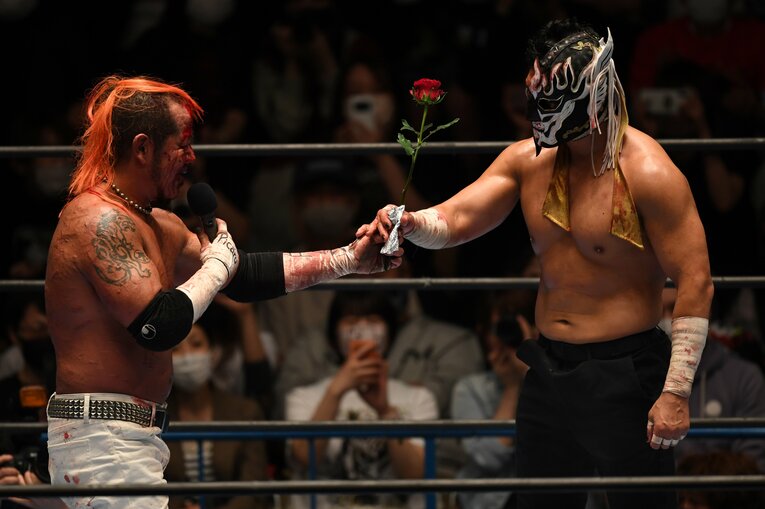 差し出された薔薇を受け取る