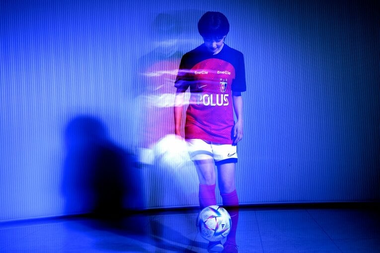 眞嶋さんの「ウマすぎリフティング」連続写真　©Kiichi Matsumoto