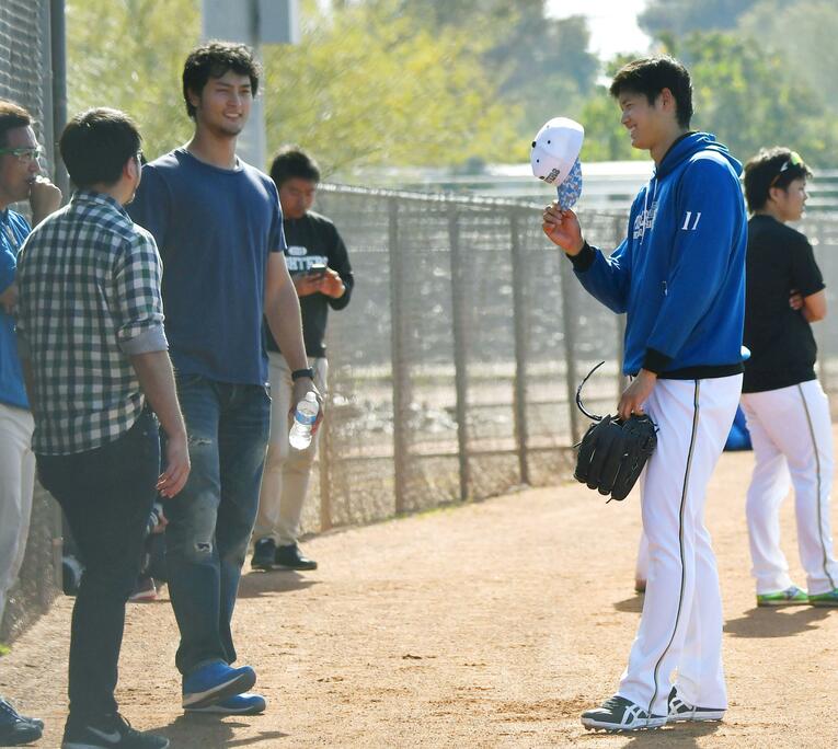 ファイターズのアリゾナキャンプに訪問したダルビッシュ有と談笑する大谷翔平（2017年2月）©︎KYODO