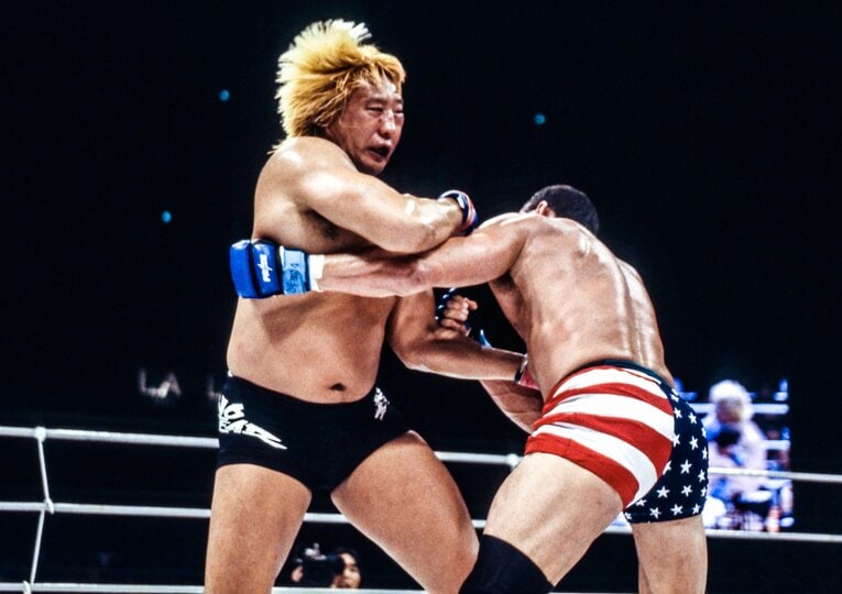 グラウンドの展開にはならず、ふたたび殴り合う両者