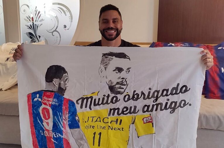 現役最後の試合戦後、柏時代からのファンから贈られた「ありがとう、アミーゴ」と記されたフラッグを手にするディエゴ・オリヴェイラ ／ photograph by Hiroaki Sawada