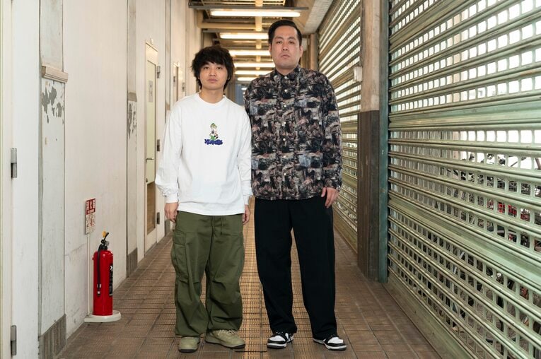 高2で学校中退後、バイク事故を起こした町田（右）。そこから自動車ディーラーに就職し、「そこそこ売れた」と話す