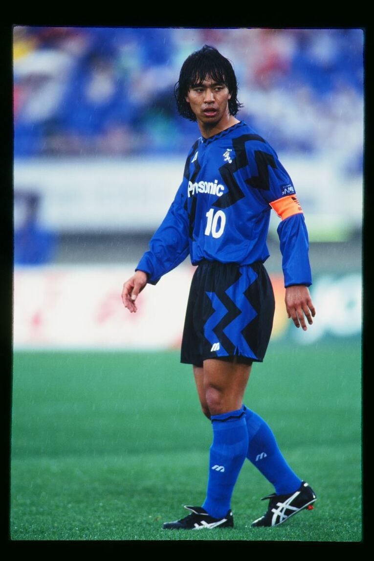 Jリーグ2年目、94年は10番をつけキャプテンマークを巻いた ／ photograph by J. LEAGUE