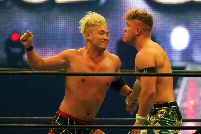 オスプレイにレインメーカーを叩き込むオカダ