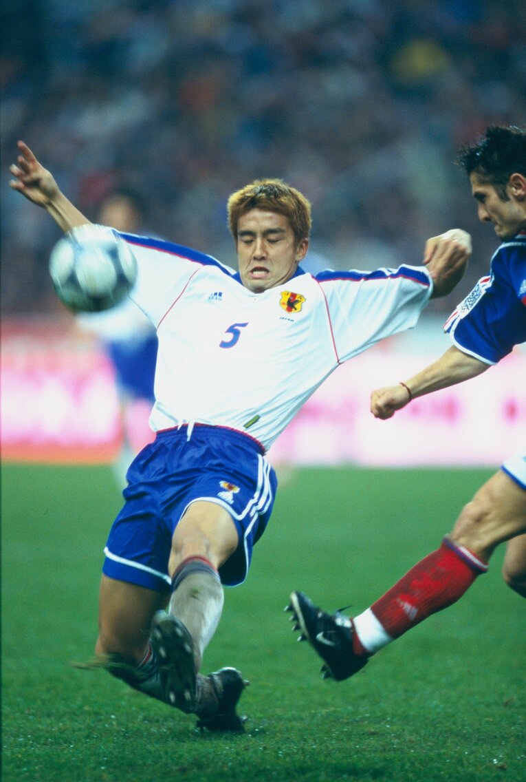 雨で滑るピッチに日本選手は対応できず、中田英寿頼みの戦いを強いられてフランスに圧倒される　©Naoya Sanuki