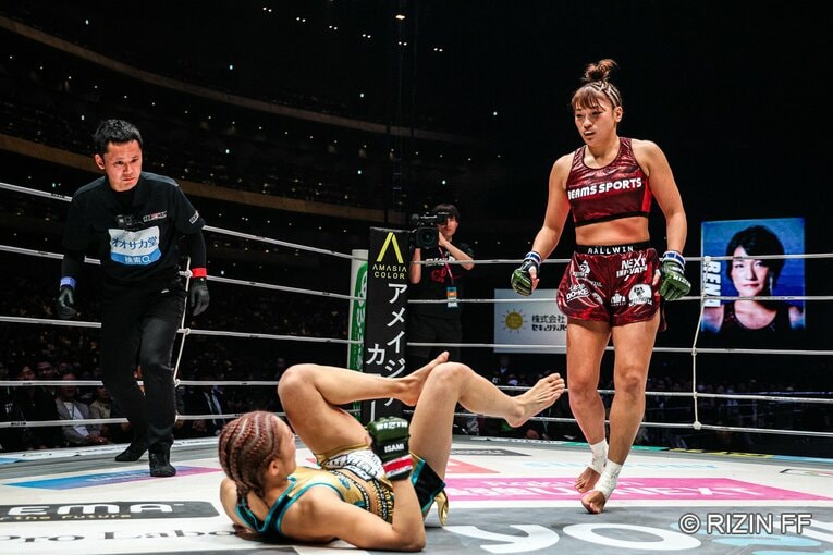 追撃を試みるRENA　©RIZIN FF