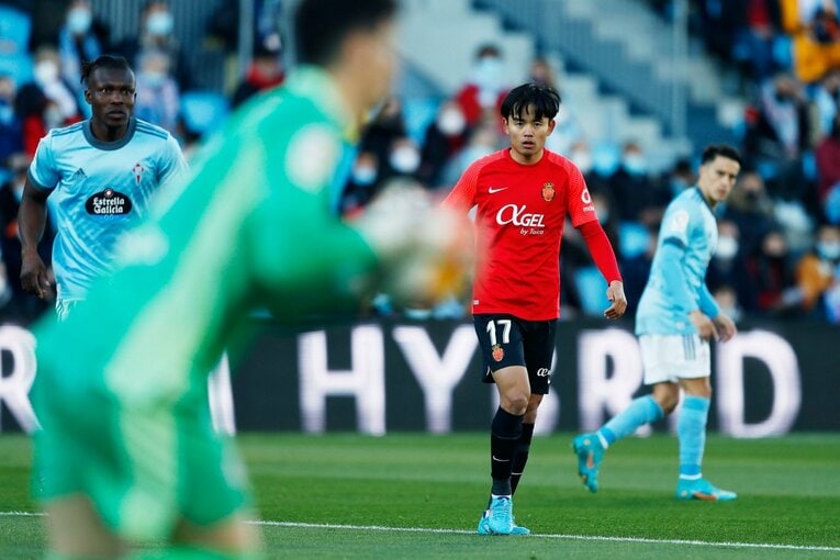 なぜ久保建英が“幻のアシスト”直後、代理監督と言い合いに？ レアル戦前に好調だがマジョルカは…〈撮影者の視点〉(11)