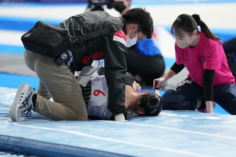 倒れ込む山田にスタッフが駆け付け、状況を確認する　©Getty Images