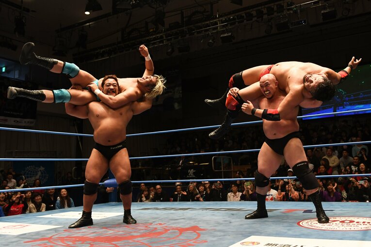 2019年3月。全日本プロレスの諏訪魔、石川修司を担ぎ上げる関本と岡林