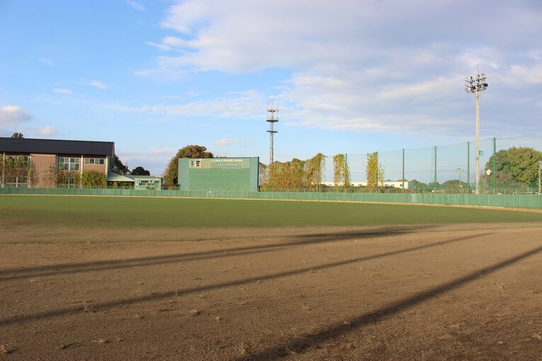 周囲は田畑に囲まれた静かな環境だけに、野球に集中できるコンディションだ　©NumberWeb