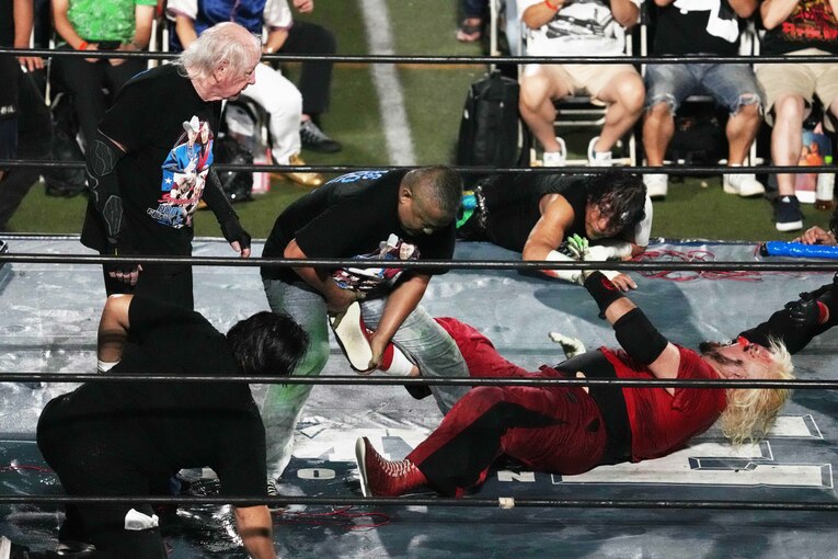 フィニッシュとなった西村修のスピニングトーホールド　©Essei Hara