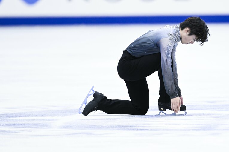 NHK杯、フリーの演技開始を待つ宇野　©Asami Enomoto