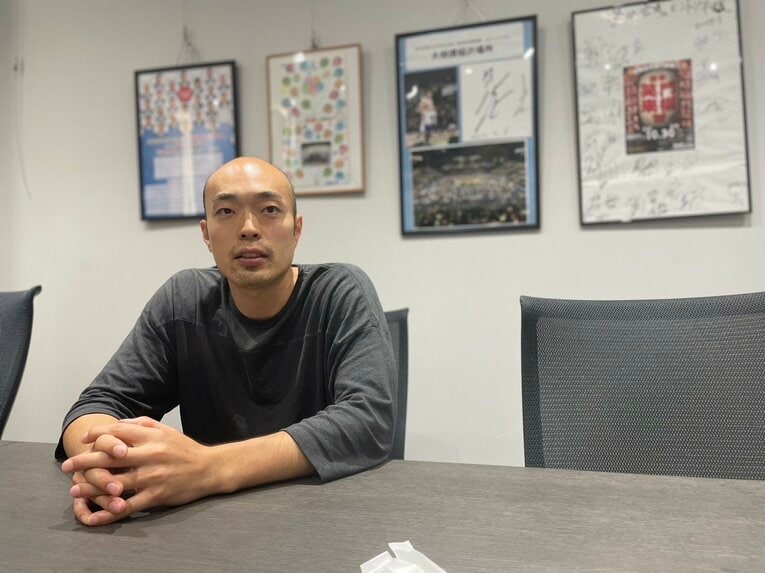 日本代表に選出された兄・旭弘、ポジションを争った関田についてインタビューに応じてくれた深津英臣。新シーズンからウルフドッグス名古屋でプレーする（筆者撮影）