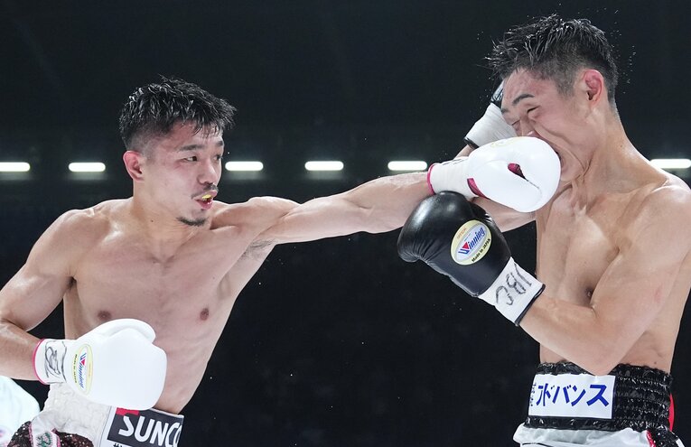 西田凌佑のガードを突き破った中谷潤人の強烈な左ストレート　©Naoki Fukuda