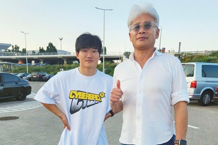 競技スキーやマウンテンバイクのダウンヒルの経験があり、ジムカーナでも活躍してきたツ角田裕毅の父・信彰氏（右）「裕毅とは友達のような関係ですね」 ／ photograph by Nobuaki Tsunoda