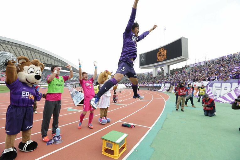 広島時代、サポーターに勝利を報告する千葉（2013年）©︎J.LEAGUE