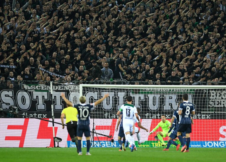 カップ戦でもゴール裏には多くのサポーターが。ファンは選手たちに不屈のメンタリティを求める　©Getty Images