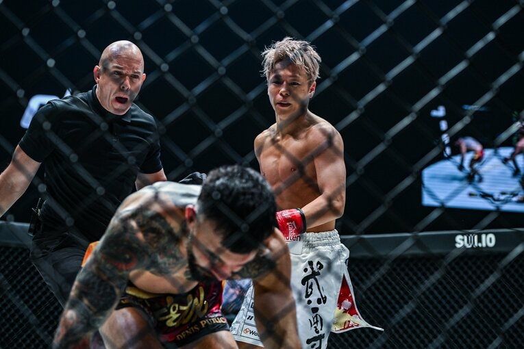 ダウンしたピューリックを見下ろす武尊　©ONE Championship