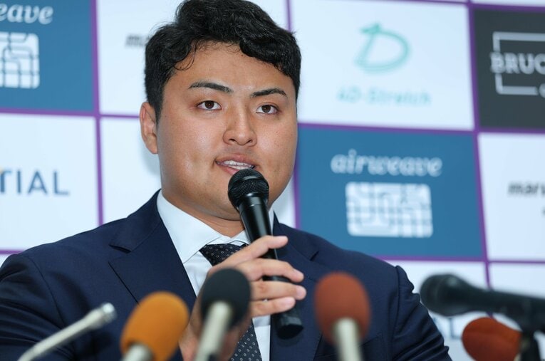 MLBドラフト8巡目でマーリンズから指名を受け、記者会見に臨んだスタンフォード大の佐々木麟太郎 ／ photograph by スポーツ報知／アフロ