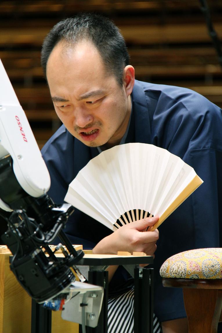 第3回電王戦で険しい表情を浮かべる佐藤紳哉七段©Kyodo News