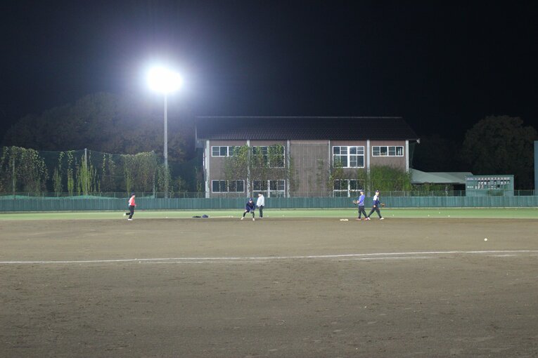 しっかりとしたナイター設備の中で練習する部員たち　©NumberWeb