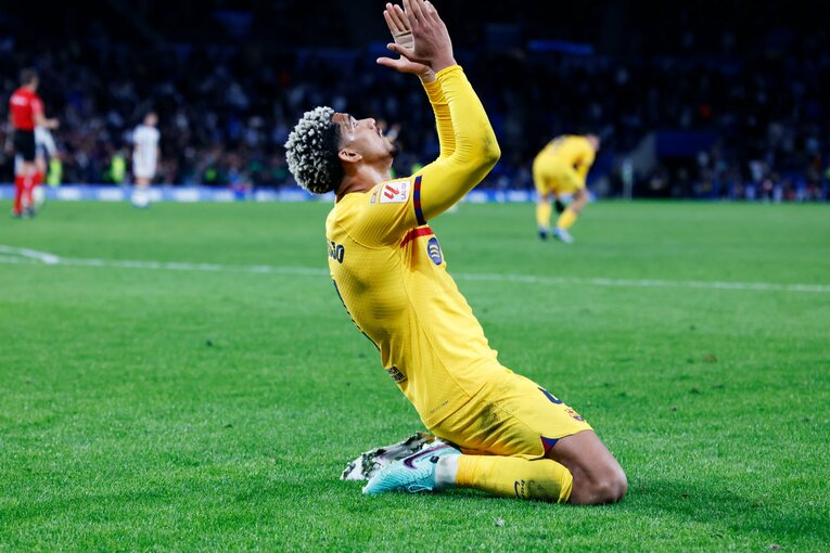 天に感謝する殊勲弾のアラウホ　©Daisuke Nakashima