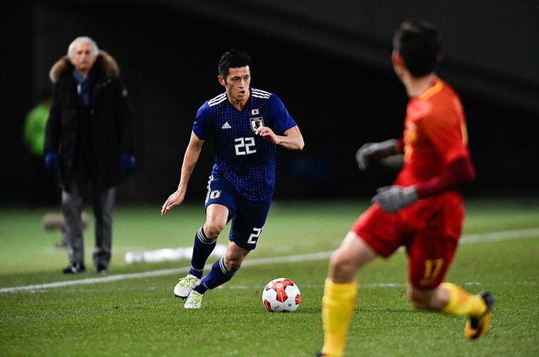 サイドバックをめがけてハイボールを蹴る戦術が一般化し、サイドでも空中戦は避けられない。植田直通ならば高さは完璧だ。 ／ photograph by Yuki Suenaga