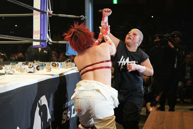 刀羅ナツコのフォークを取り上げる舞華　©Essei Hara