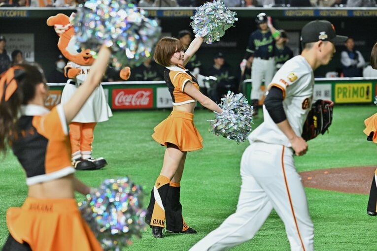 試合を盛り上げる巨人の公式マスコットガール「VENUS」　©Hideki Sugiyama