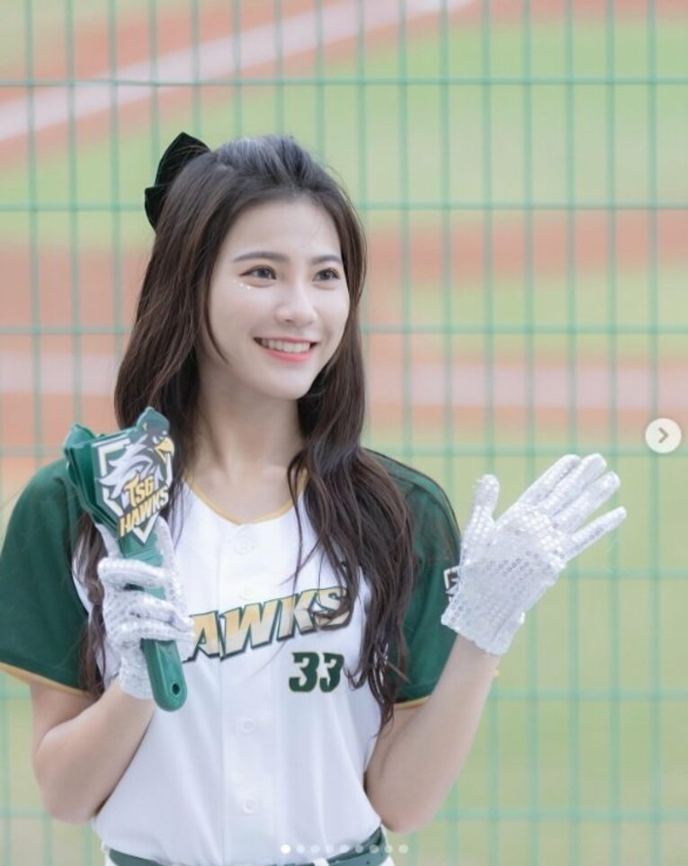 「日本でも大人気…中には韓流アイドルも！」小野寺の所属する台鋼ホークス・チアリーダーたち／公式インスタグラムより