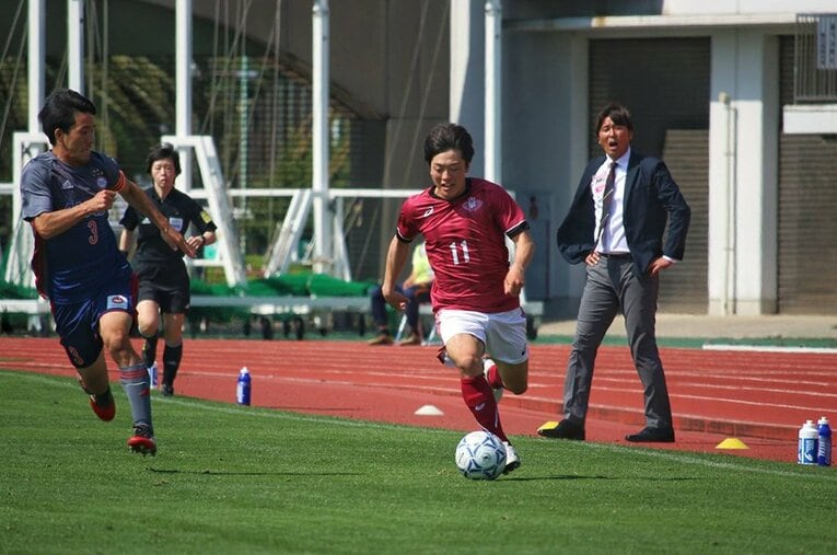 早大ア式蹴球部時代の相馬勇紀と外池監督　©Kanae Ishiguro