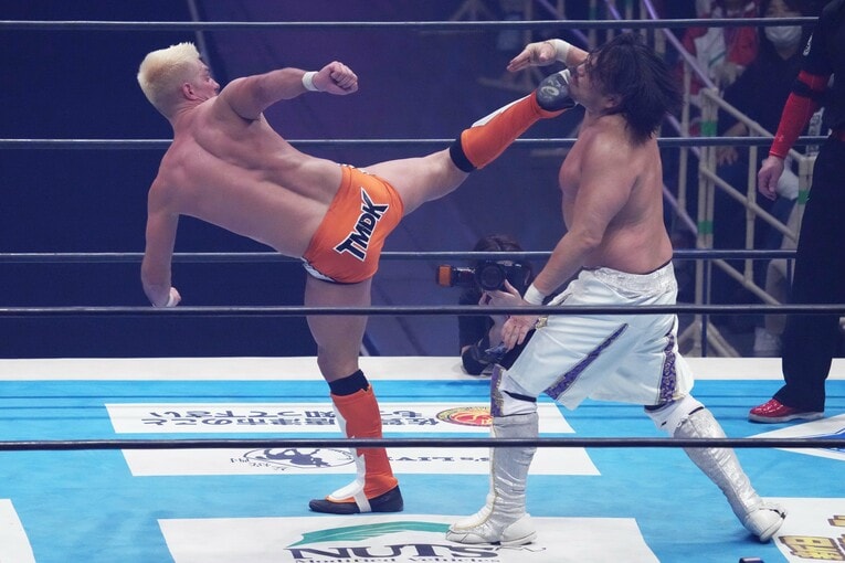 ザック・セイバーJr.のバックキックが後藤洋央紀の顔面を襲う　©Essei Hara