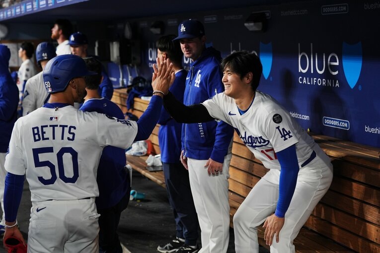 パヘスの本塁打で生還し、ベンチでタッチを交わすベッツ（左）と大谷　©︎Shizuka Minami