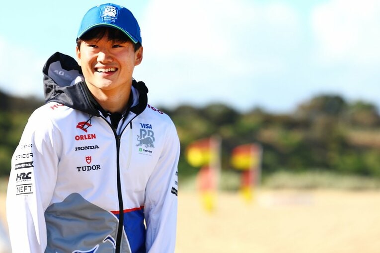 もはや恒例のレッドブルドライバーによるプロモーション　©Getty Images / Red Bull Content Pool