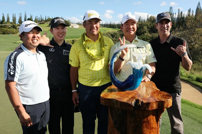 1月の米ツアー開幕戦で優勝し、サポートするスタッフたちに感謝した松山英樹。集合写真には笑顔の黒宮コーチ（左）の姿があった　©︎Getty Images