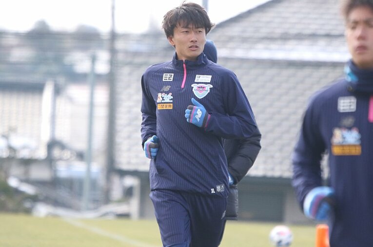 大怪我を克服して、リーグ再開へ向けた準備を進める鳥栖・原輝綺。目標にしていた東京五輪は延期となったが、改めて自分を見つめ直す時間となった。 ／ photograph by Takahito Ando