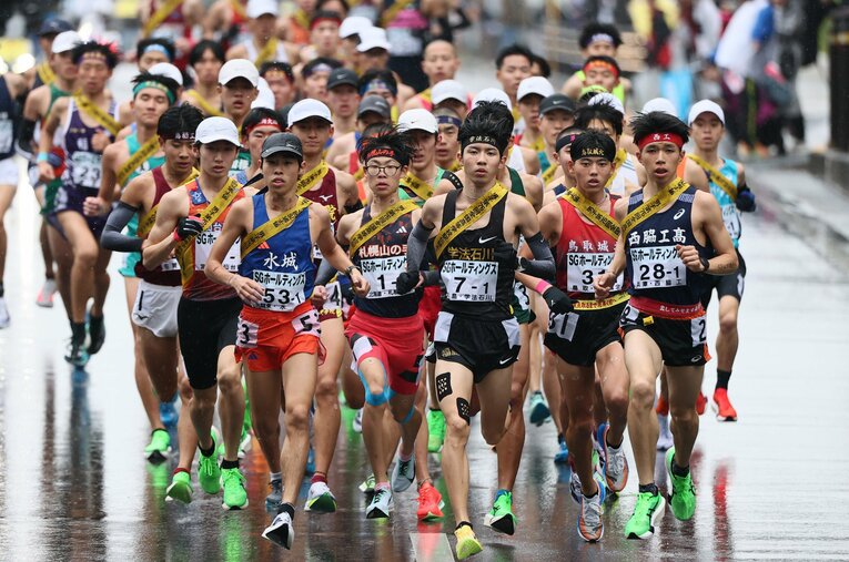 昨年の都大路1区を駆けた有力ランナーたち。箱根を戦う大学にはどんな選手たちが入学したのだろうか　©JIJI PRESS