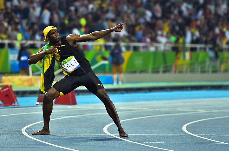 お馴染みの「ボルトポーズ」を取るウサイン・ボルト（リオ五輪時）。その走りに誰もが驚愕した　©JMPA