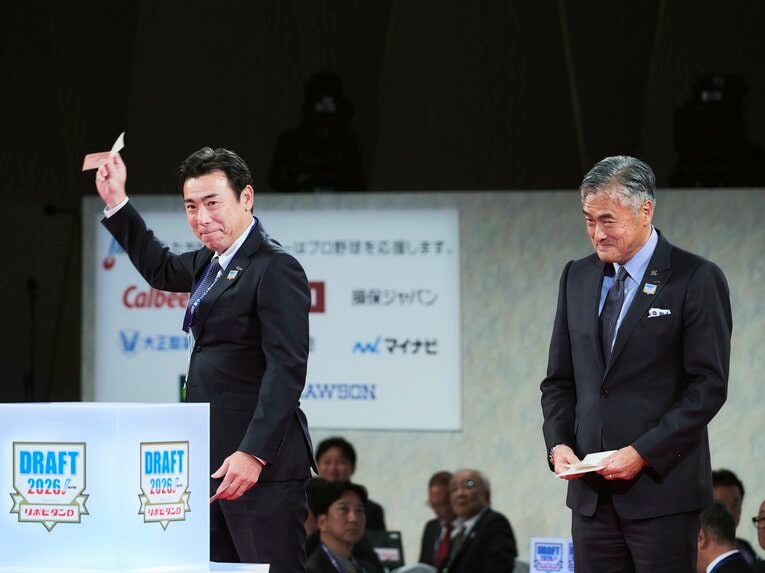 見事に近畿大・宮原廉の交渉権を引き当てた　©Yuki Suenaga
