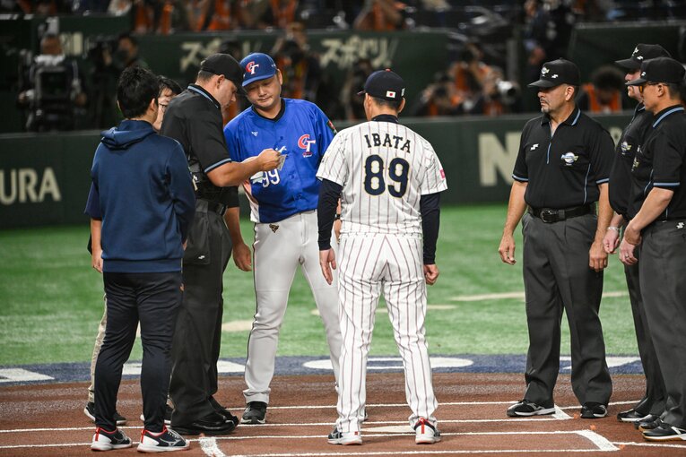 試合前に審判にオーダーを確認する台湾のソ・ゴウク監督と侍ジャパンの井端弘和監督　©︎Nanae Suzuki