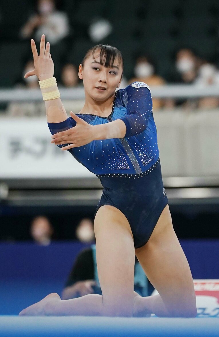 2022年のNHK杯、女子個人総合でゆかの演技をする宮田笙子　©JIJI PRESS