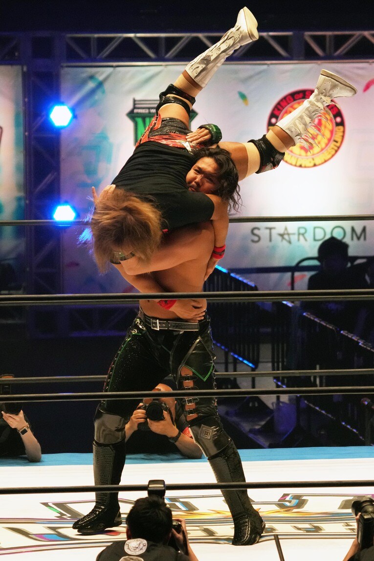 内藤哲也を担ぎ上げるジェイク・リー。5月6日、日本武道館　©Essei Hara